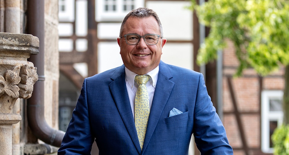 Die Bürgersprechstunden Besuchen Sie mich gerne auch während meiner regelmäßigen Bürgersprechstunden im Rathaus, in allen drei Ortsteilen und bei Bedarf auch in Liesborn-Göttingen. Teilen Sie mir Ihre Ideen und Anregungen direkt und unkompliziert mit. Gestalten wir unsere Gemeinde gemeinsam für eine gute Zukunft. Die Termine für die mehrfach im Jahr stattfindenden, offenen Sprechstunden werden hier auf dieser Seite, aber auch in den Medien und auf www.wadersloh.de angekündigt, oder rufen Sie mich einfach an. Einen Termin bei der Sprechstunde brauchen Sie nicht, kommen Sie einfach vorbei. Ich freue mich auf Sie!